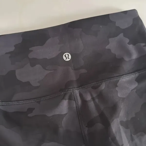 Lululemon heritage camo super high rise align short EUC - Image 3