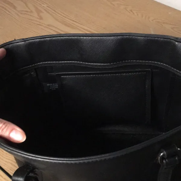 G by Guess Tote Handbag/Purse Black Size 10”H x 15.5” Across x 6” Bottom - Image 6