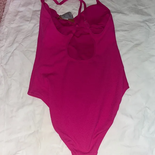 NWT Shade & Shore Hot Pink Ribbed One Piece Swimsuit - Size Medium - Image 2