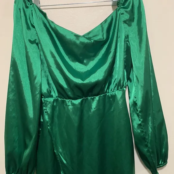 Simplee silk like dress NWOT Medium long sleeve below knee. perfect for holidays - Image 3