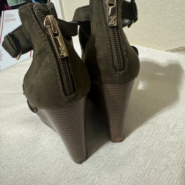 Parker And Sky Wedges‎ Womens Size 6 Olive Green Suede High Heels Peep toe - Image 4