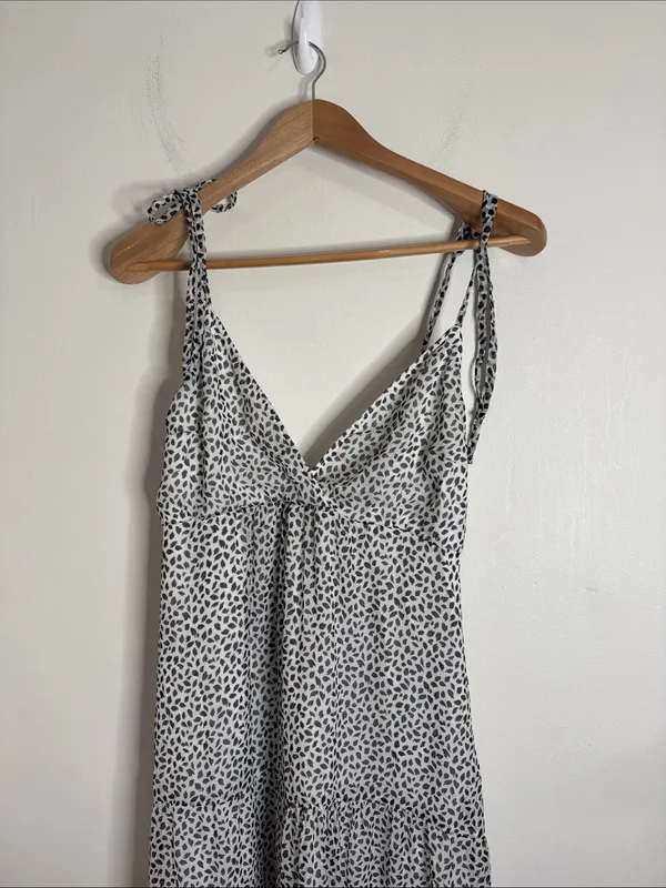 Abercrombie & Fitch Chiffon Flowy Tiered Maxi Dress White Geo Print size M flaw - Image 4