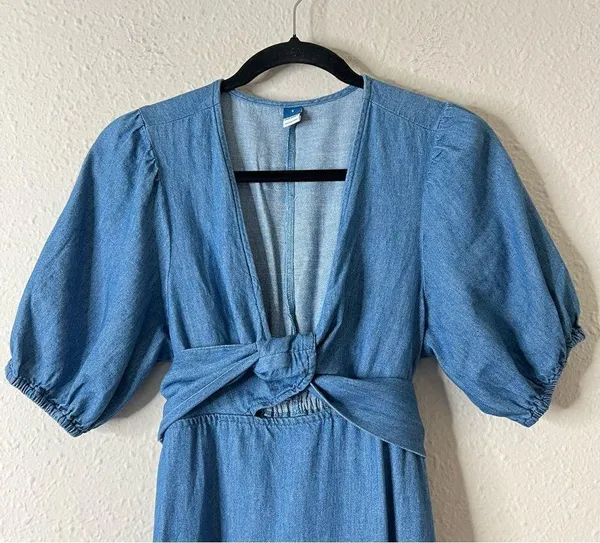 Old Navy Fit & Flare Twist-Front Maxi Dress Chambray Size Small - Image 5