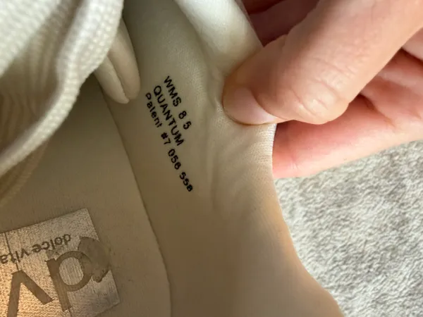 Sneakers Size 8.5 - Image 3
