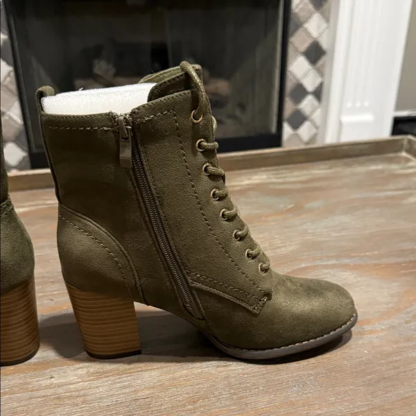 Journee‎ Collection Baylor Lace-Up Bootie Olive Faux Suede Block Heel Size 8 NIB - Image 6
