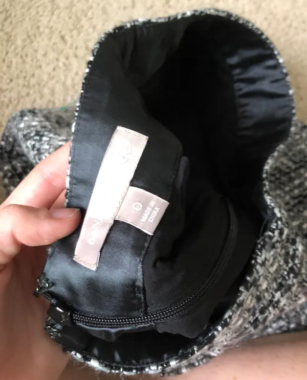 Banana Republic Black and white mid thigh knit skirt never Worn - Image 5