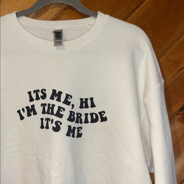 “It’s me, hi I’m the bride it’s me” wedding bride crewneck - Image 3