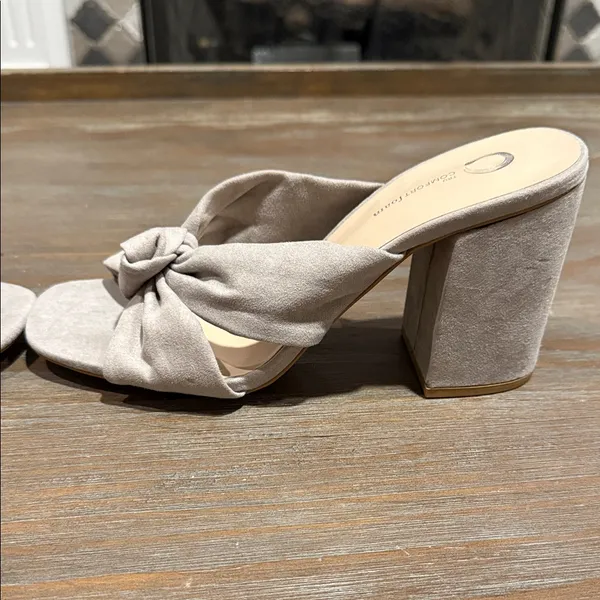 Journee Collection Tabithea Grey Block Heel Sandals Square Toe‎ Size 9 NIB - Image 3