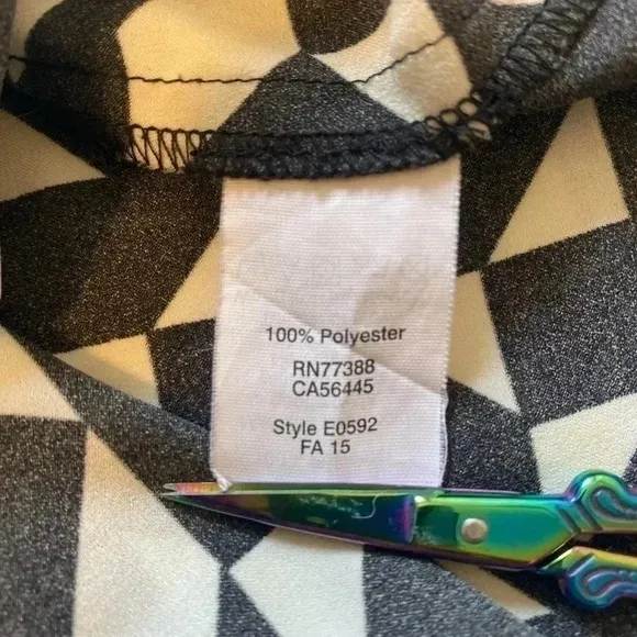 J. Crew Factory White & Black Geometric Cap-Sleeve Tank‎ Blouse Size 10 - Image 4