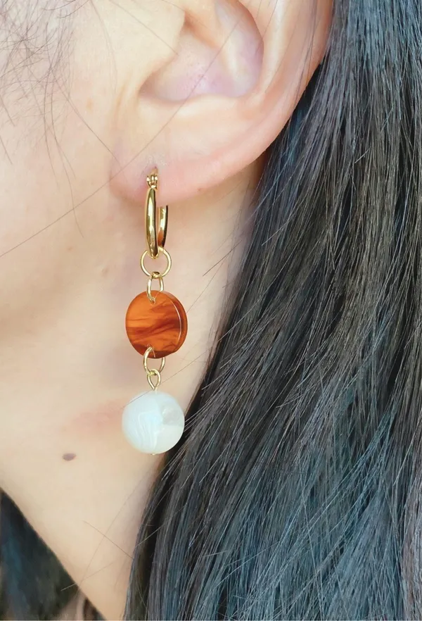 Handmade German acrylic beads & tortoiseshell hoop 2WAY dangle earrings🤎 - Image 9