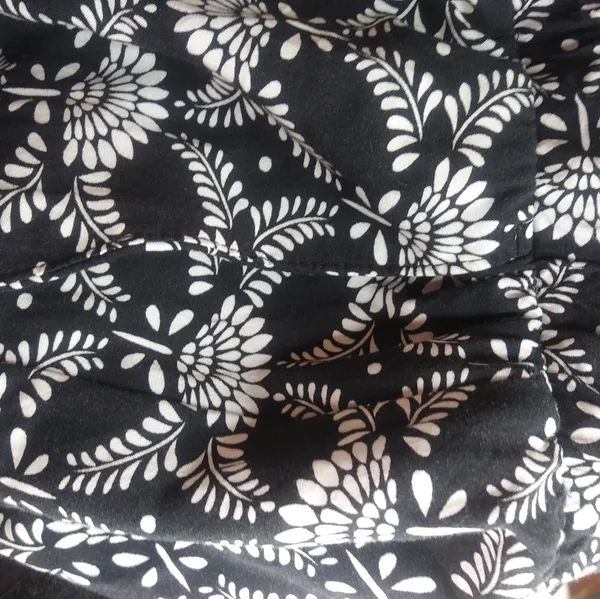 Old Navy L Loungewear Pull-On Pocketed Black White Flower Wide Leg Pants - Image 3