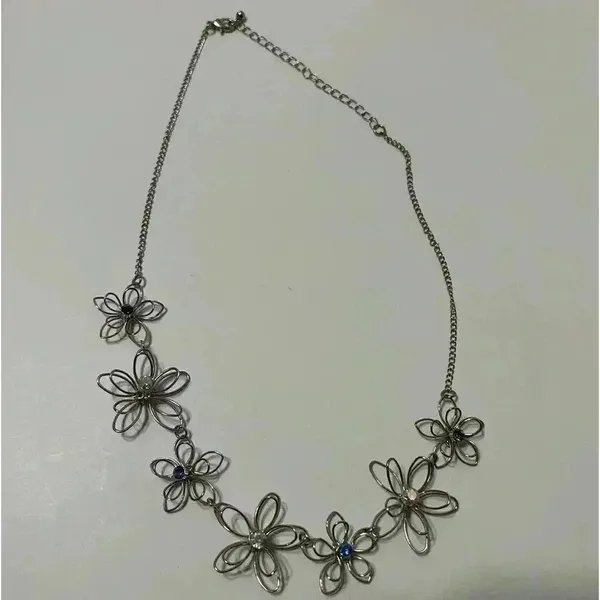 WIREY Flower‎ Nexklace with center rhinestones - Image 2