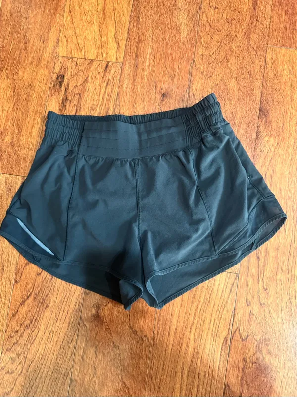 Lululemon Hotty Hot Short *High-Rise 2.5 Size 6 - Image 3