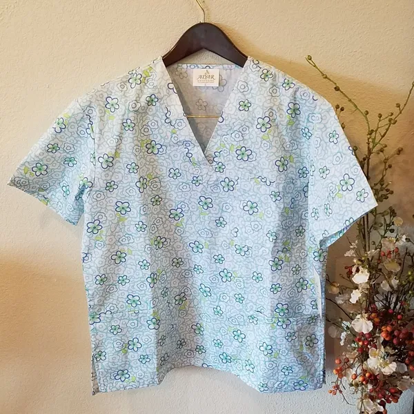 Scrub top Size Small - Image 2