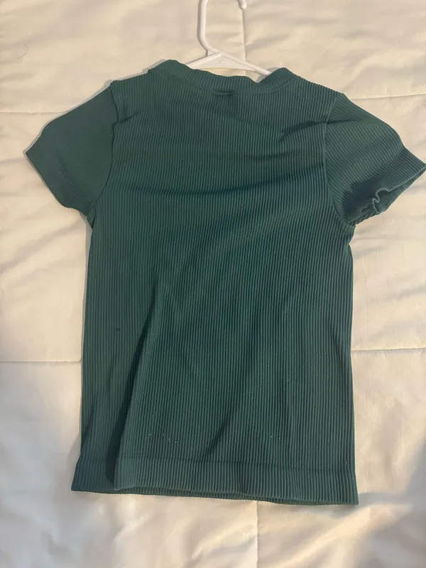 Old navy tee - Image 2