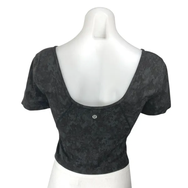Lululemon Women's Black Camo Short Sleeve T Shirt Tee Athletic Crop Top Size 6 - Image 2
