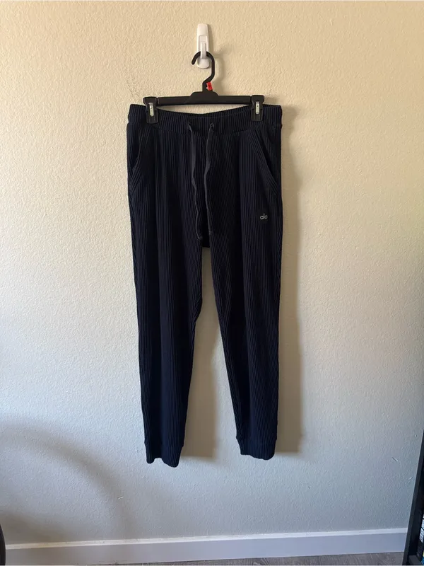 Alo Yoga Navy Muse Joggers Size M Athletic Pilates Pickleball Loungewear - Image 2