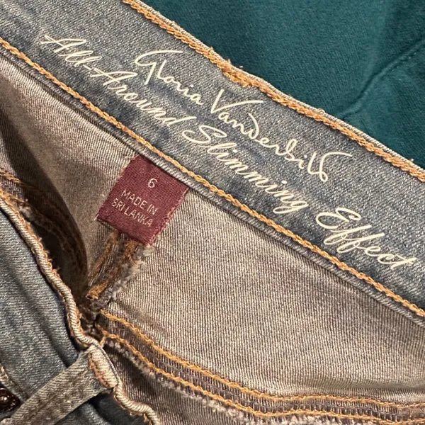 Gloria Vanderbilt Amanda Slimming‎ Denim Shorts Medium Wash Size 6 Jorts Casual - Image 3