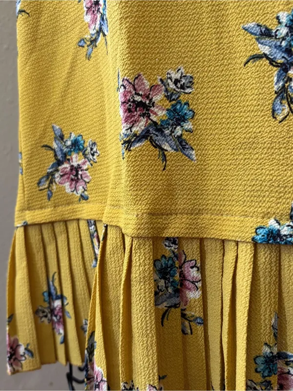 EUC Yellow Floral Short Sleeve blouse with Pleated Hem | Les Amis Women’s M - Image 4