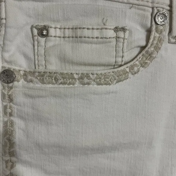 Ariat Women's White High Rise‎ Boyfriend 5" Shorts Size 32R Embroidered - Image 2
