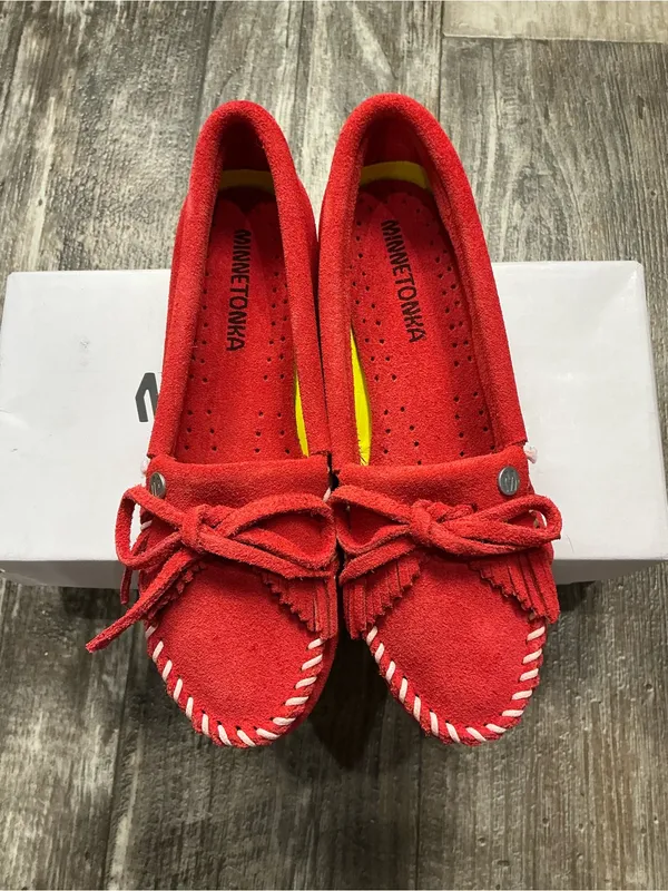 Minnetonka Red Suede Moccasin with Fringe Bow Size 5 - Image 16
