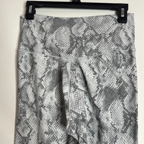 Aerie Offline Real Me Crossover 7/8 Leggings High Rise Gray Snake Print size XL - Image 5
