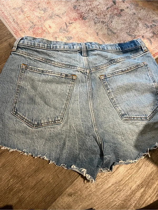 Abercrombie the mom High-Waist Light Blue Denim Cutoff Shorts - Image 7
