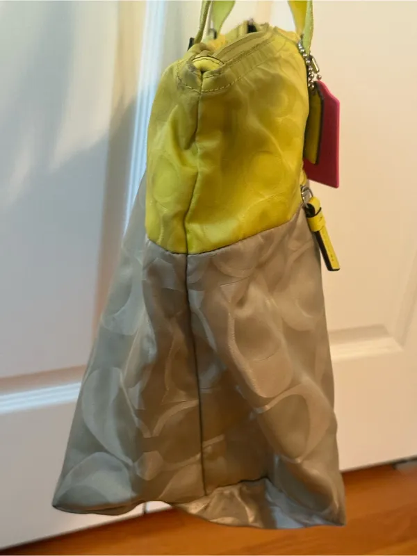 Y2K Coach Getaway Nylon Signature Tote in Yellow and Cream - Image 8