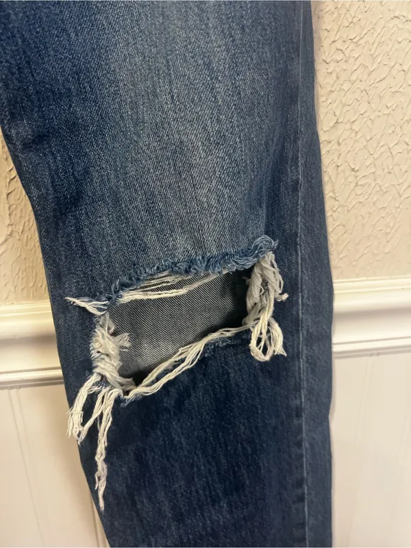 Levi’s Low Pro Straight leg Mid Rise Distressed knee jeans size 25 - Image 4