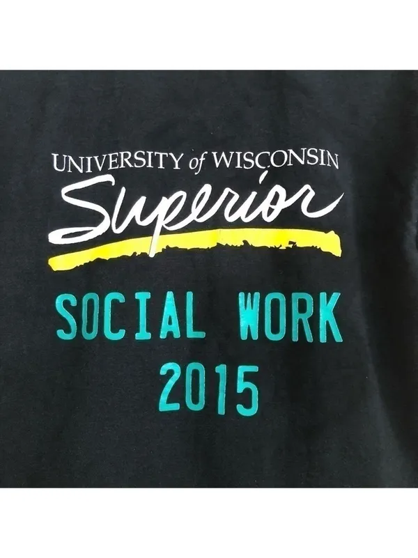 University of Wisconsin Social Work 2015 peace sign tee size medium - Image 4