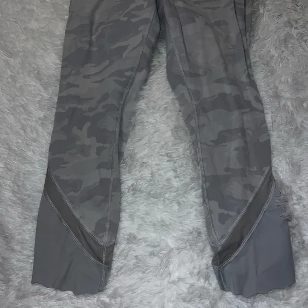 Lululemon Wunder Under with Scallop Trim and Mesh White Camouflage size 12 - Image 3