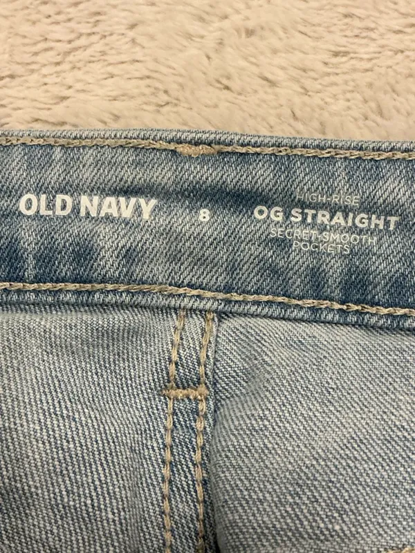 Old Navy Low-Rise Dolphin Hem Denim Shorts Size 8 - Image 3