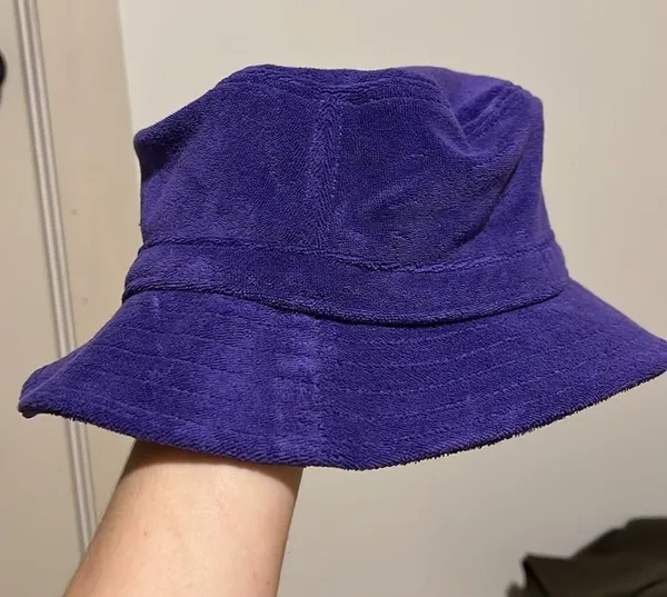 NWT Aritzia TNA bucket hat - Image 2