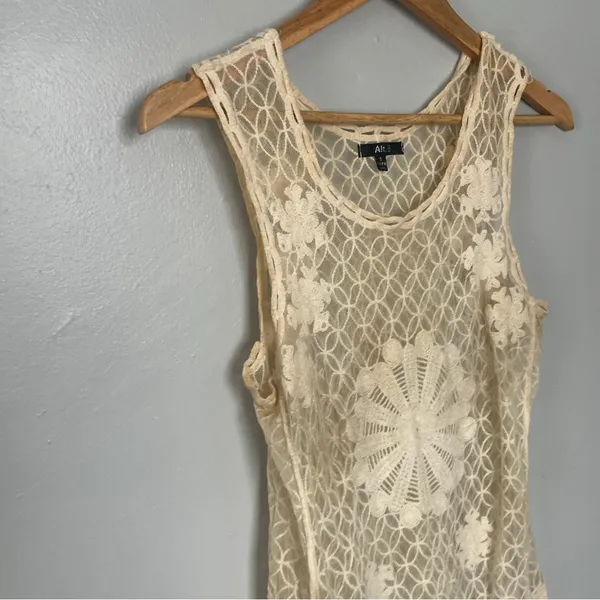 Anthropologie Elegant Cream Lace Sleeveless Top - Image 4