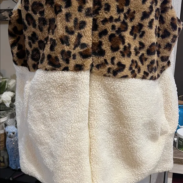 Southern Stitch Sherpa cream and leopard vest. Size L/XL NWT - Image 3