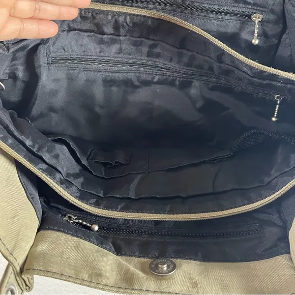 Baggallini  3 compartment shoulder bag - Image 8