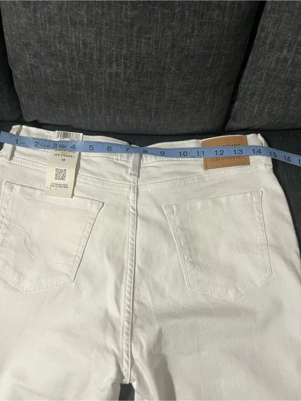Levi's Signature by Levi Strauss White Women's Jean Shorts - Image 7