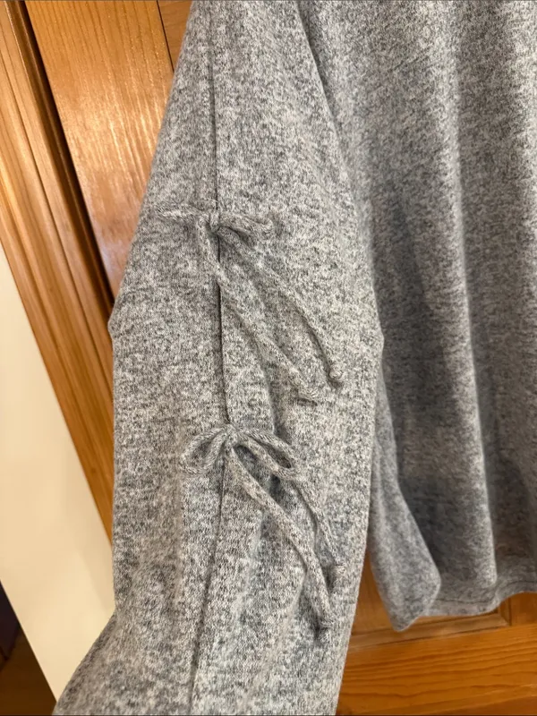 Maurices gray long open sleeve with bows tops size xlarge. - Image 5