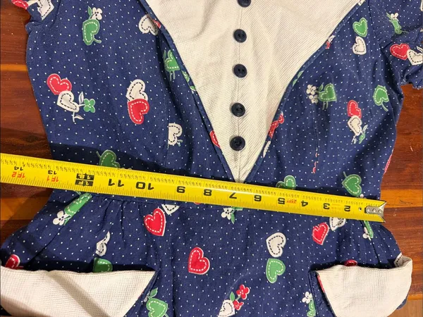 vintage 70s blue novelty print dress white V-shaped collar, buttons heart motifs - Image 7