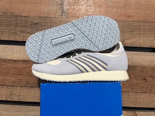 Adidas women’s 9.5 - Image 2