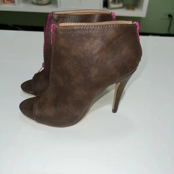 Michael Antonio Brown Heeled Boots with Pink Zipper - Image 4
