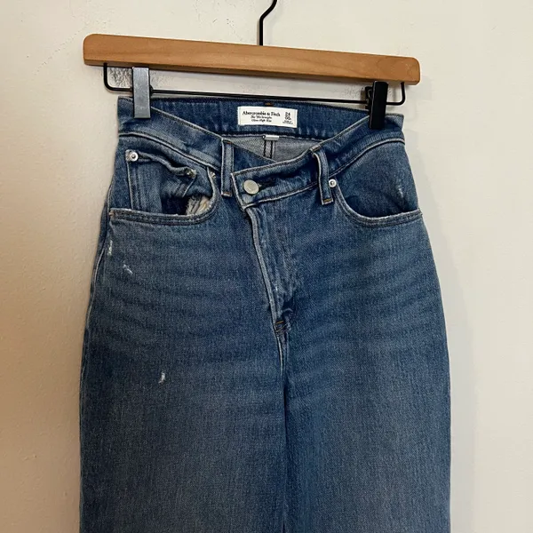 ABERCROMBIE- Curve Love Ultra High Rise 90s Straight Jean Criss-Cross - Image 5