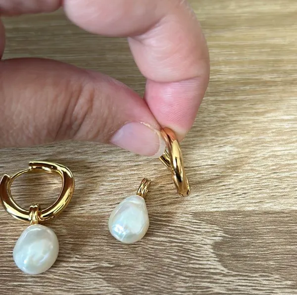 Gold wavy hoop with removable pearl drop - Image 4