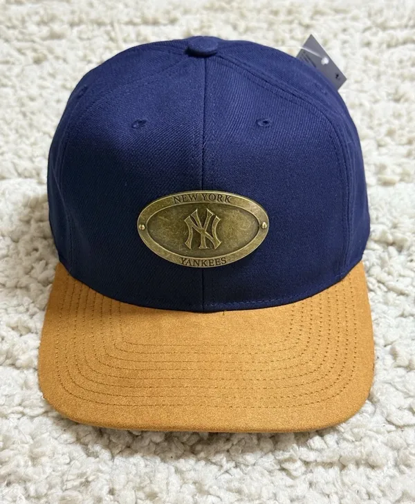 Mitchell & Ness MLB New York Yankees Metal Logo Tag Snapback Hat - Image 3