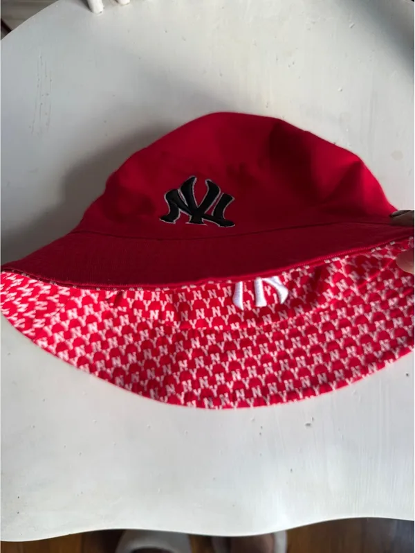 Reversible New York Yankees Red Bucket Hat - Image 6