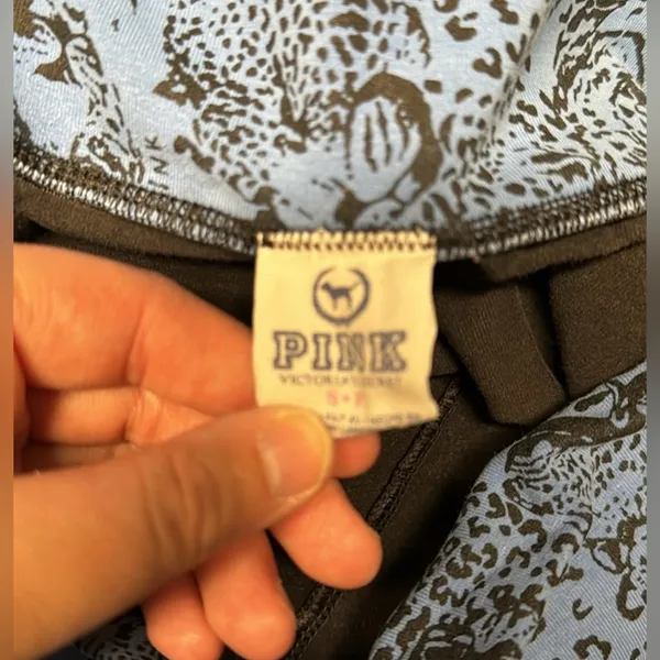 EUC VS Pink Blue & Black Animal Print Cropped Workout Pants size small - Image 4