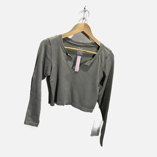 Wild Fable Gray Seamless Ribbed Notched V-Neck Long Sleeve Crop Top NEWXL‎ - Image 3
