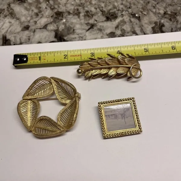 Lot Of 3 Gold Tone Vintage Costume Brooches - Image 10