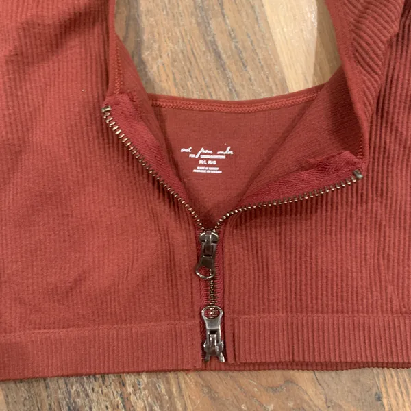 Urban Outfitters NWT Out From Under Wine Zipper Front Crop Top Size Large - Image 2