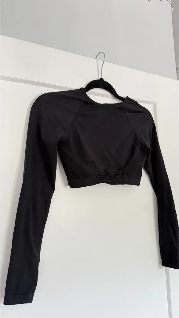 Black Long Sleeve Workout Crop Top - Image 3